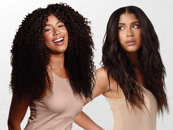 یک خانم که با استفاده از محصولات موی فر کنتو موهای خود را فر کرده است